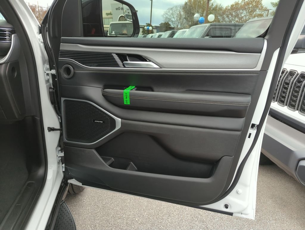 New 2026 Bright White Clear-Coat Exterior Paint Jeep Limited Altitude image 35