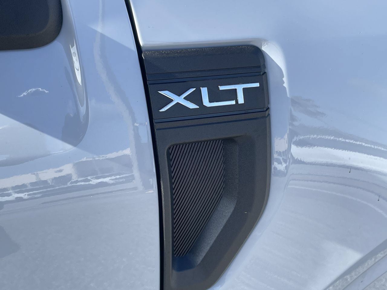New 2026 Space White Metallic Ford XLT image 9