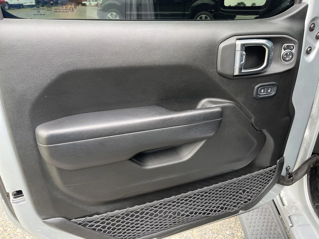 Used 2023 Silver Jeep Altitude image 11