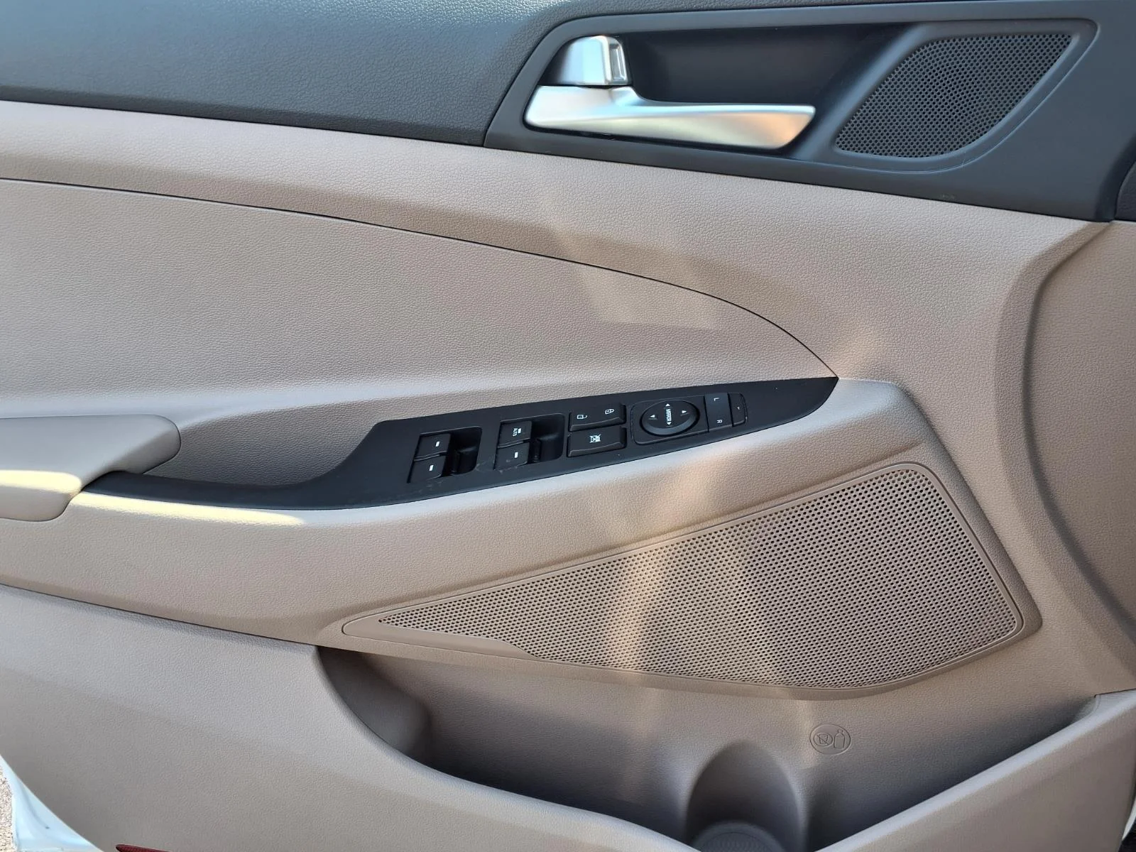 Used 2020 Winter White Hyundai Value image 18