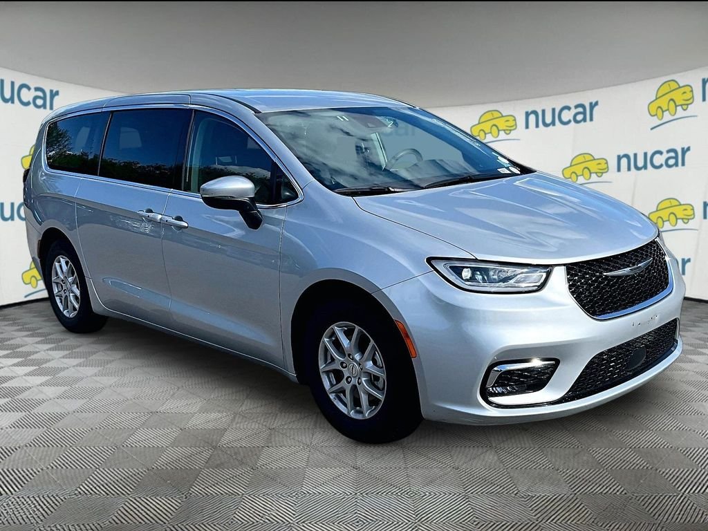 2023 Chrysler Pacifica Touring L's photo