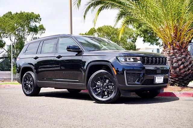 New 2026 Diamond Black Crystal Pearl-Coat Exterior Paint Jeep Altitude image 2