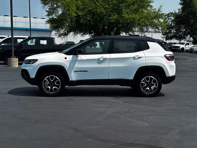 New 2026 Bright White Clear-Coat Exterior Paint Jeep Trailhawk image 4