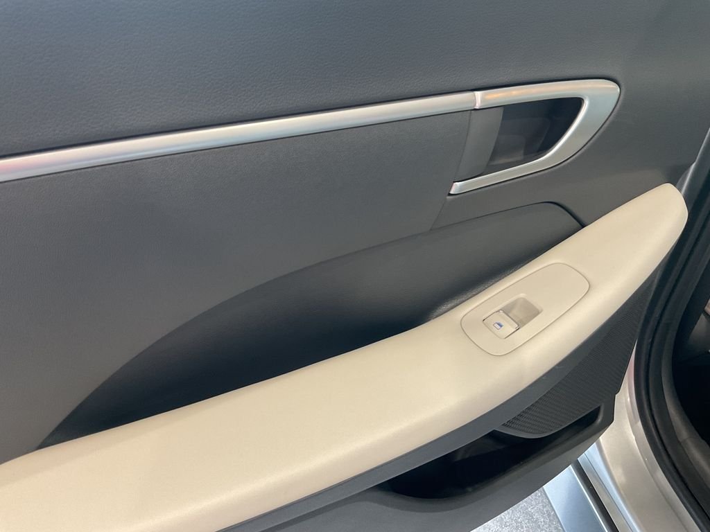 Used 2025 Silver Hyundai SE image 28