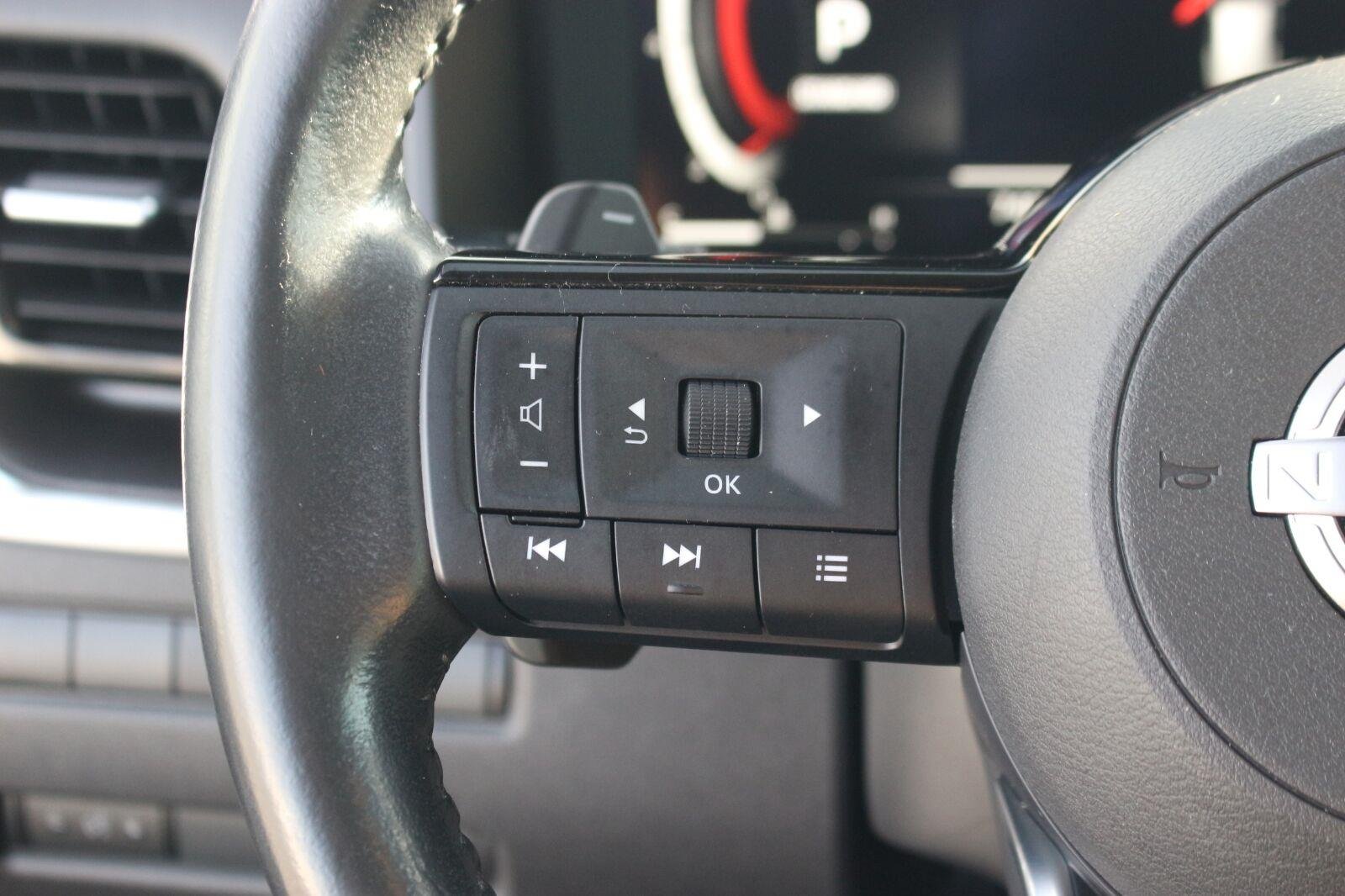 Used 2022 Gold Nissan Platinum image 21