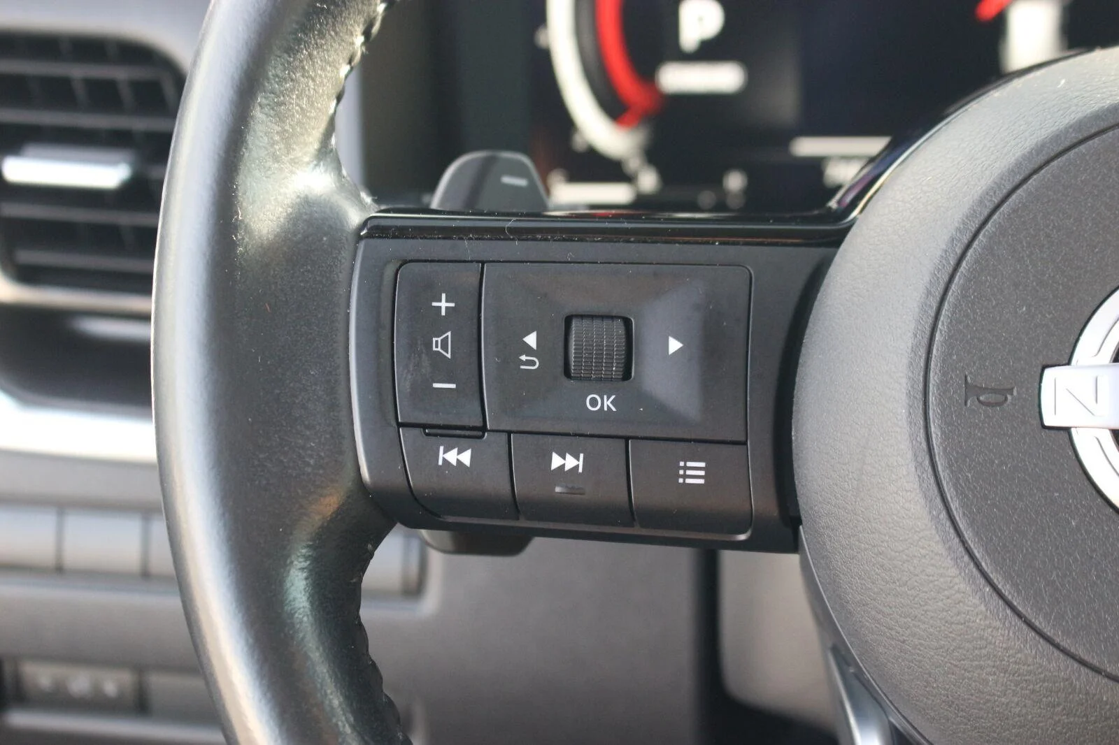 Used 2022 Gold Nissan Platinum image 21