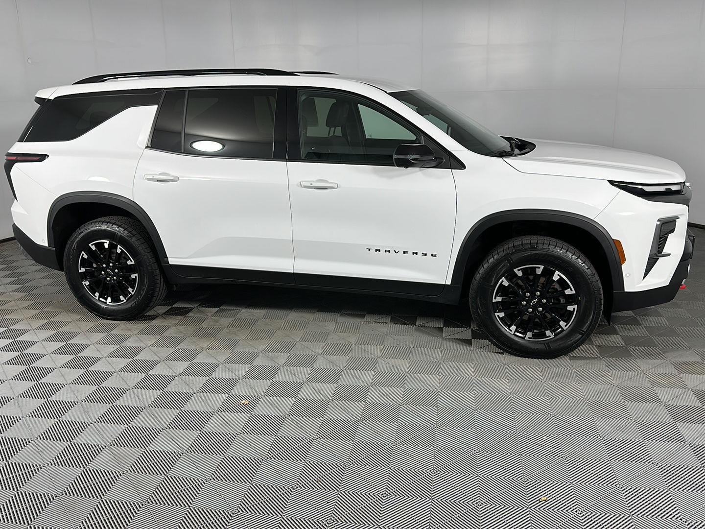 Used 2024 Summit White Chevrolet AWD Z71 image 4
