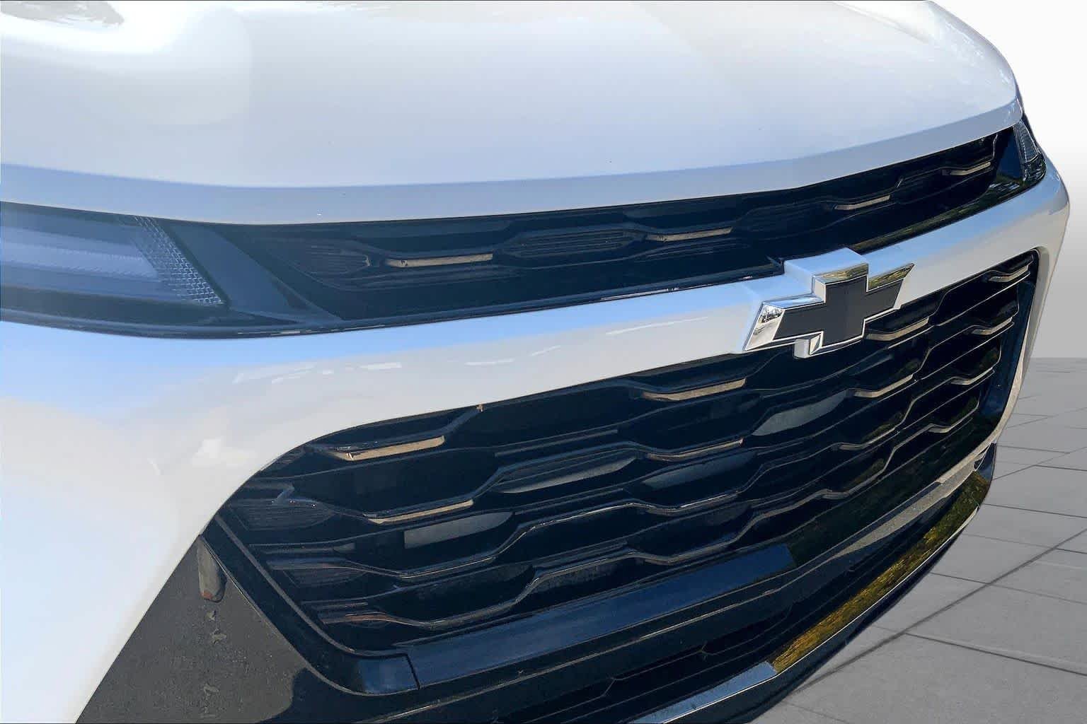 Used 2024 Summit White Chevrolet ACTIV image 30