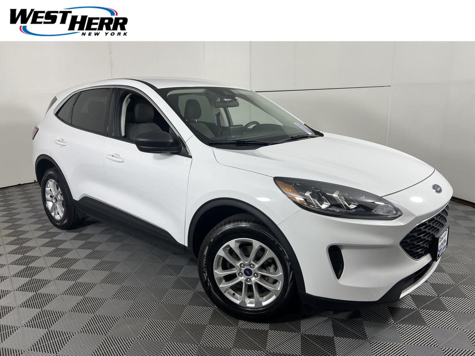 Used 2022 Oxford White Ford SE image 1