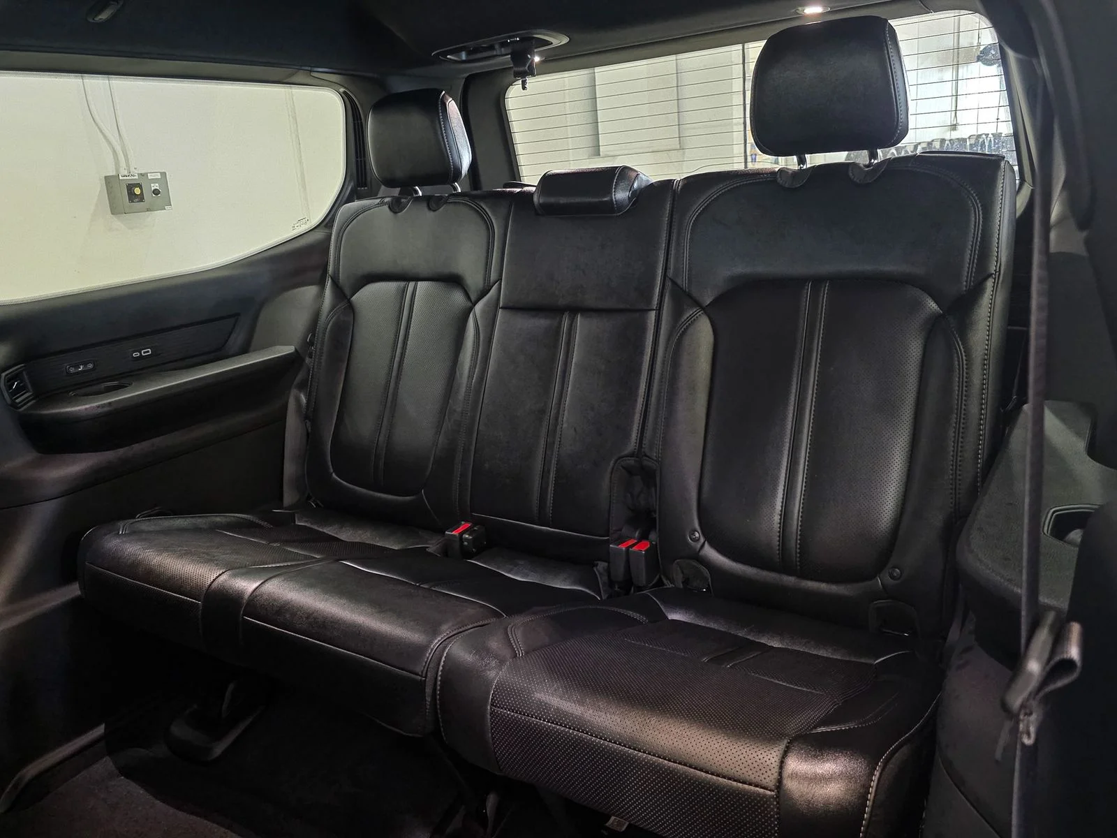 New 2026 Bright White Clear-Coat Exterior Paint Jeep Limited Altitude image 25
