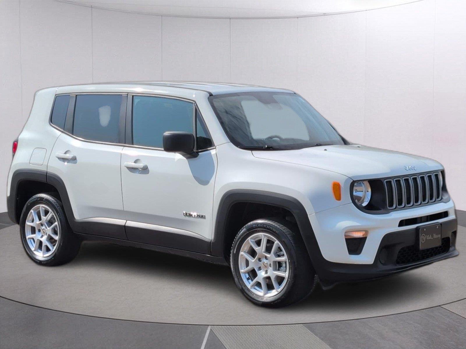 Used 2023 Alpine White Clearcoat Jeep Latitude image 8