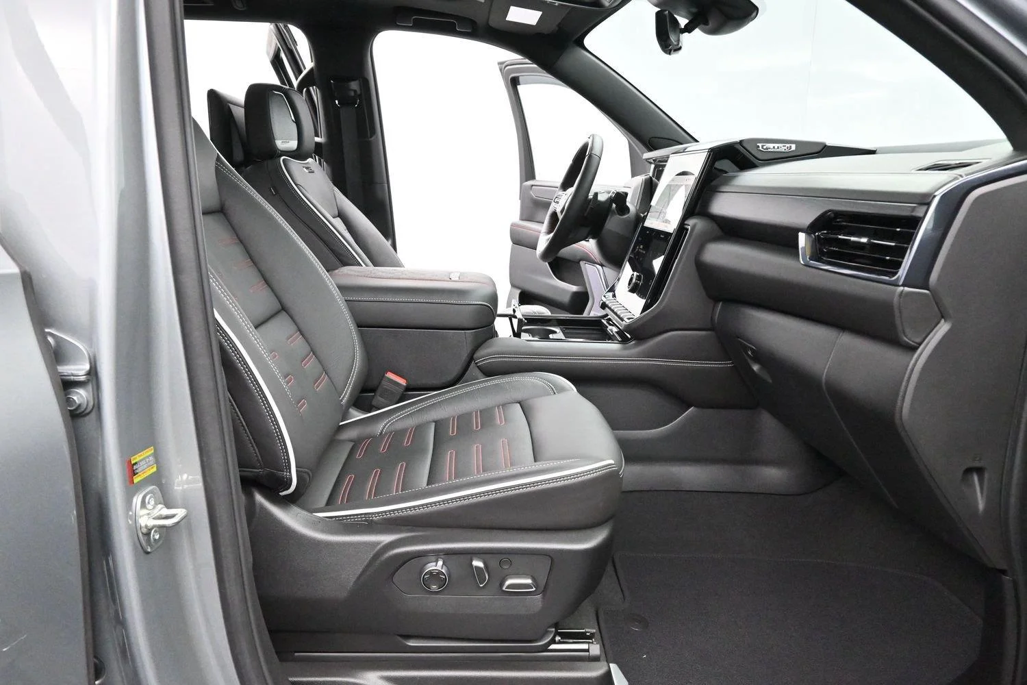 Used 2025 Sterling Metallic GMC AT4 Ultimate image 38