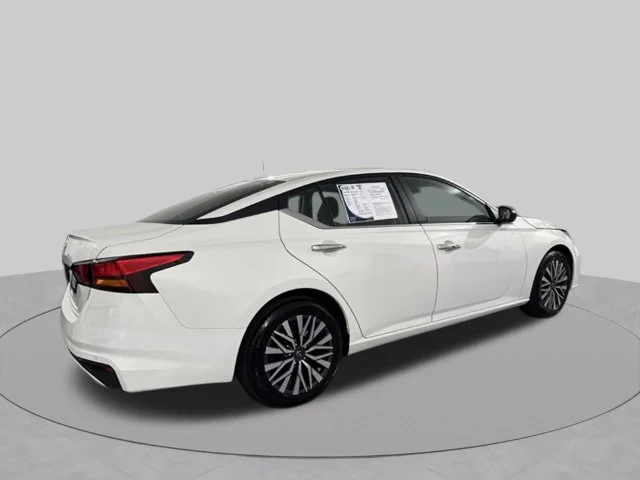 Used 2025 White Nissan 2.5 SV image 13