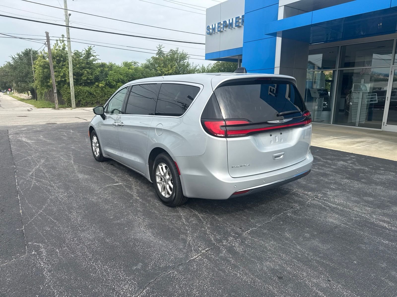 Used 2024 Silver Chrysler Touring L image 5
