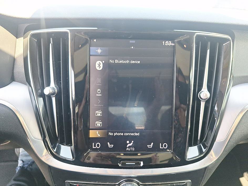Used 2020 Crystal White Pearl Metallic Volvo Momentum image 17