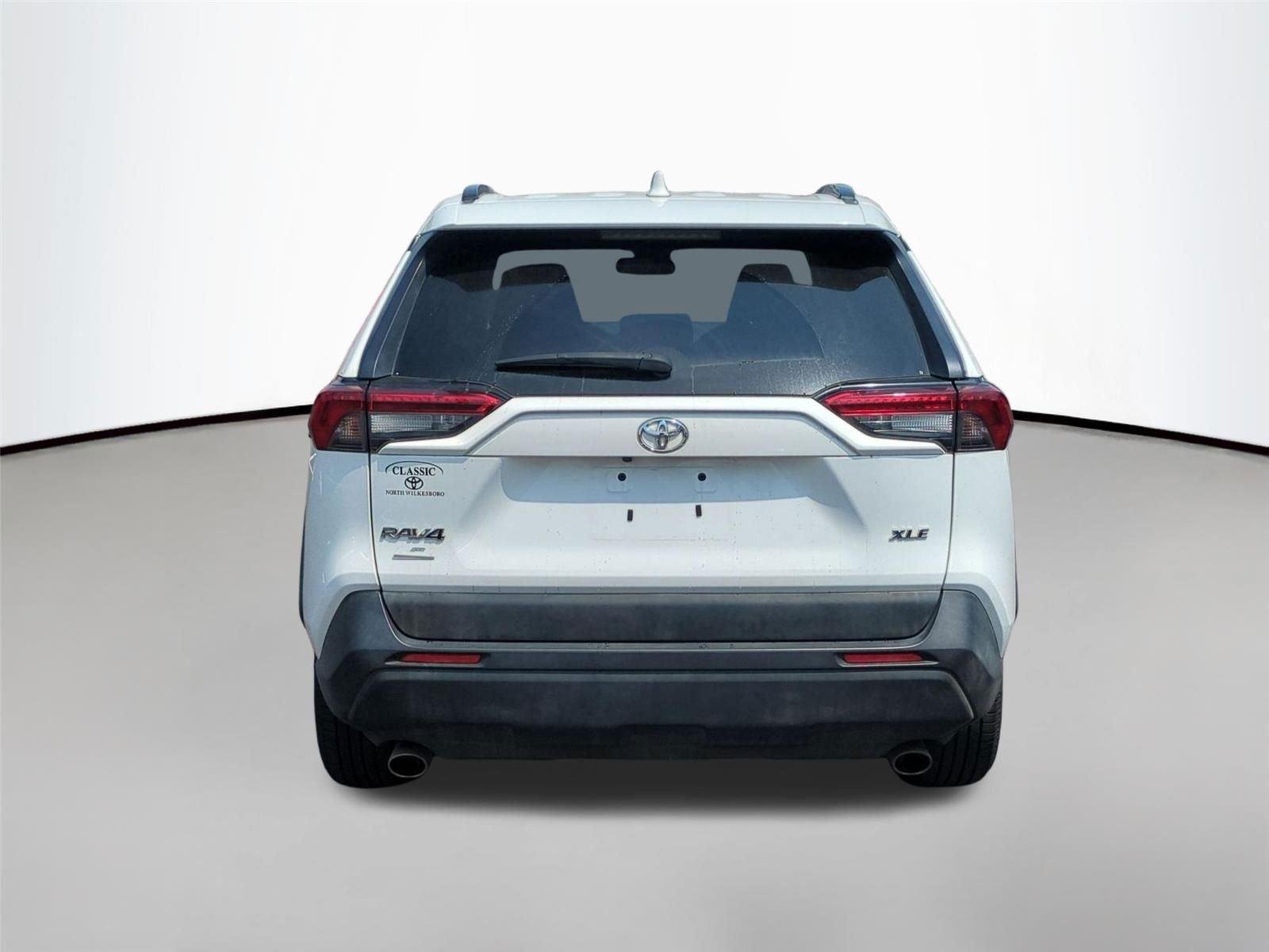 Used 2020 Super White Toyota XLE image 10