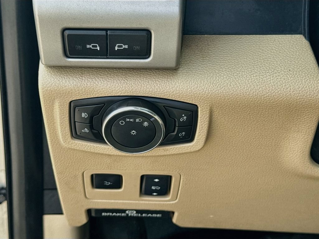 Used 2017  Ford Lariat image 10