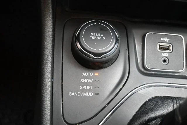 Used 2019 Billet Silver Metallic Clearcoat Jeep Latitude image 29