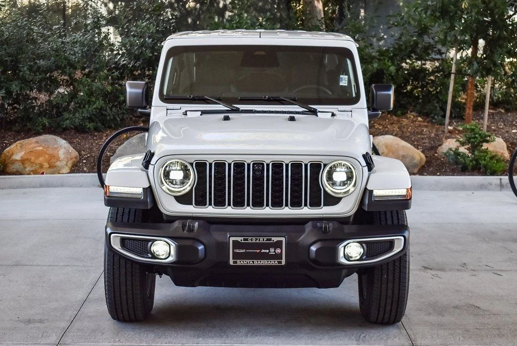 New 2025 Bright White Clear-Coat Exterior Paint Jeep Sahara image 2