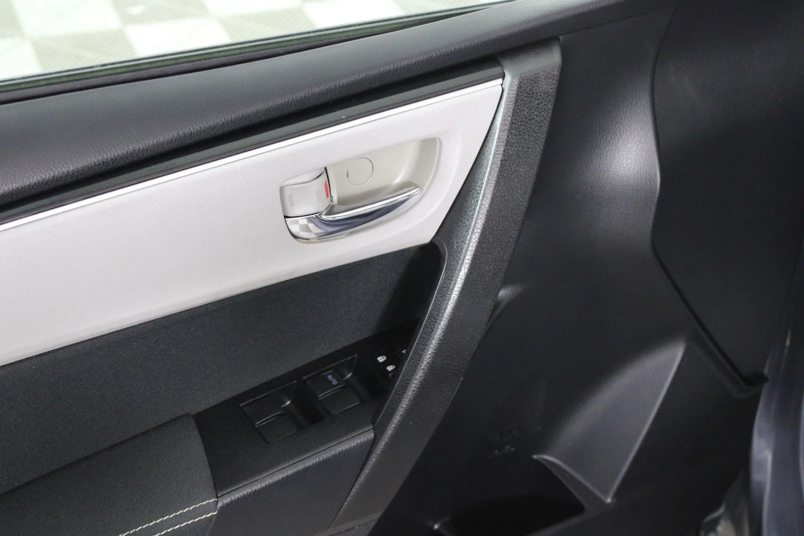 Used 2017 Gray Toyota LE image 3