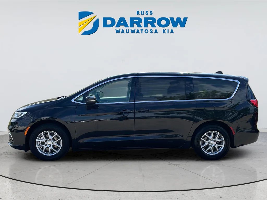 Used 2023 Chrysler Pacifica Touring L with VIN 2C4RC1BGXPR627335 for sale in Wauwatosa, WI
