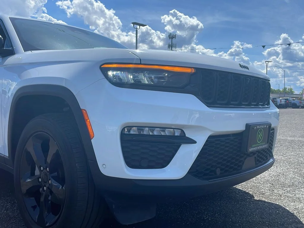 Used 2023 Bright White Jeep Limited image 28
