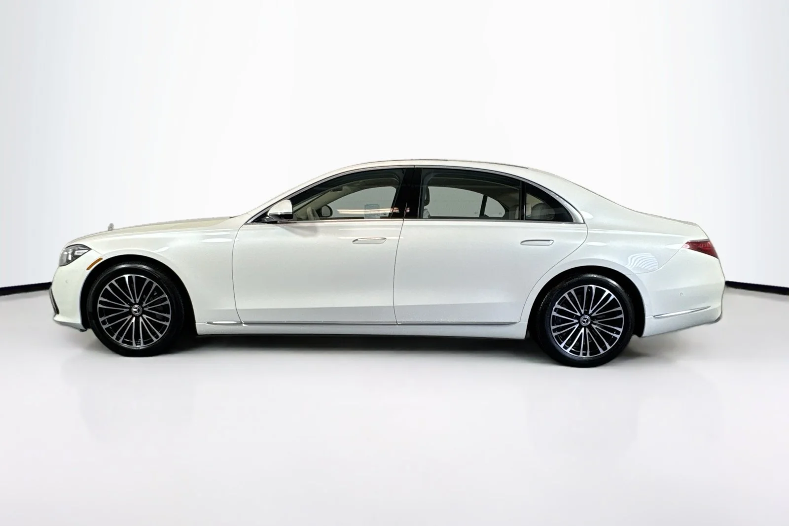 Used 2023 Manufaktur Diamond White Mercedes-Benz S 500 image 8