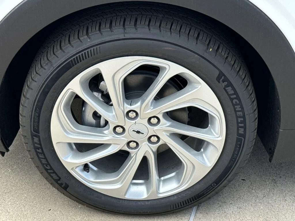 New 2027 Summit White Chevrolet LT image 5