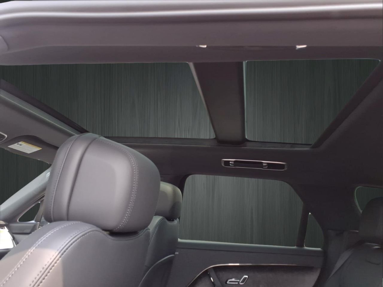 New 2026 Ostuni Pearl White LAND ROVER Dynamic SE image 5