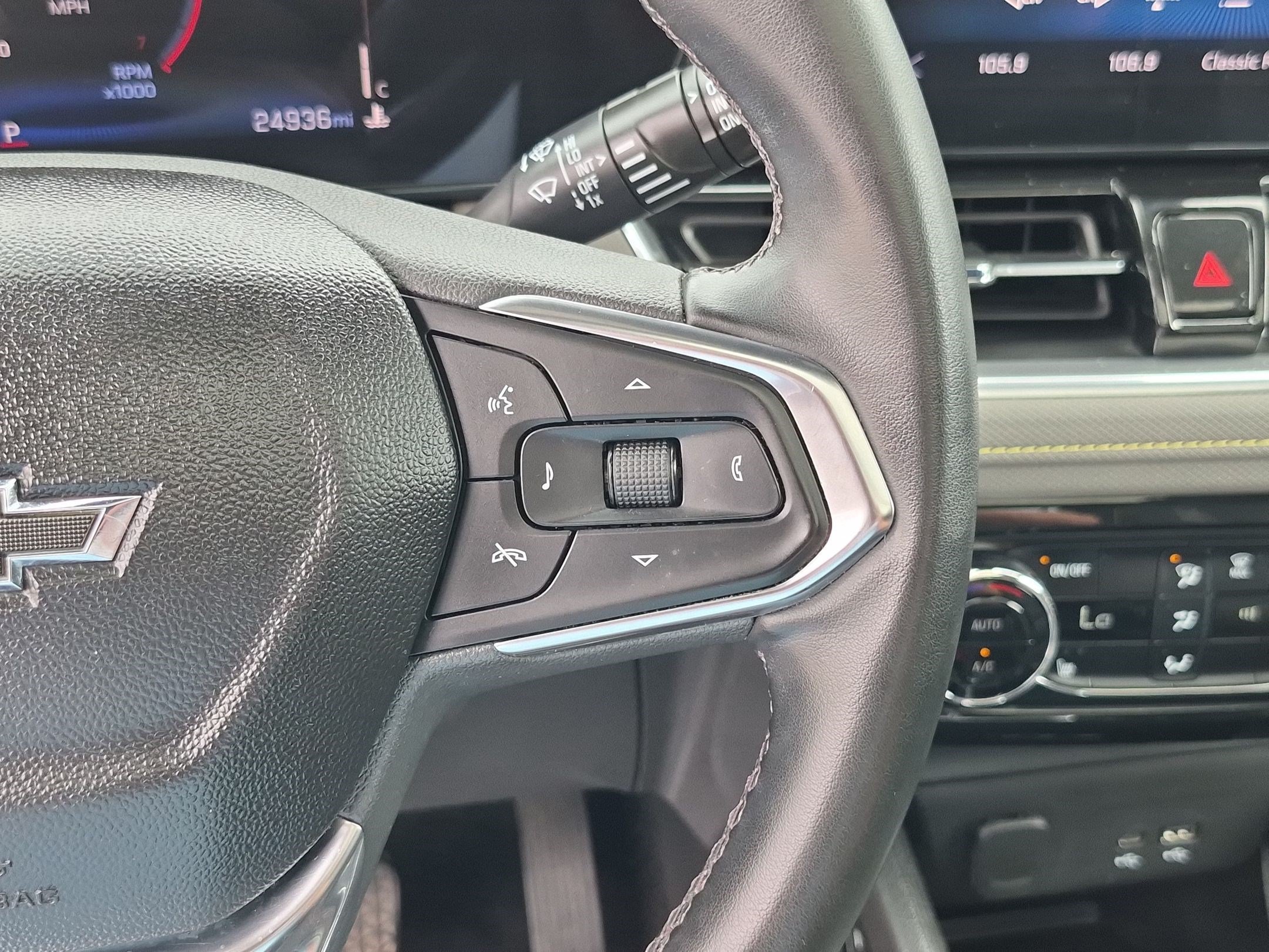Used 2024 Iridescent Pearl Tricoat Chevrolet ACTIV image 20