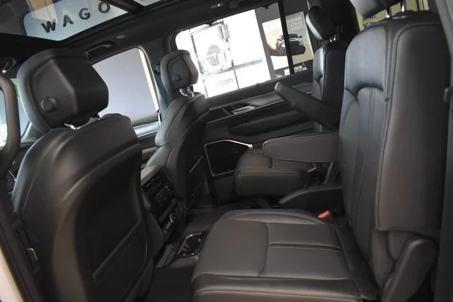 New 2026 Bright White Clear-Coat Exterior Paint Jeep Limited Reserve image 25