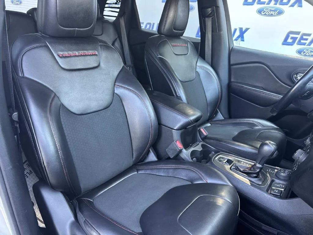 Used 2019 Pearl White Pearlcoat Jeep Trailhawk image 24
