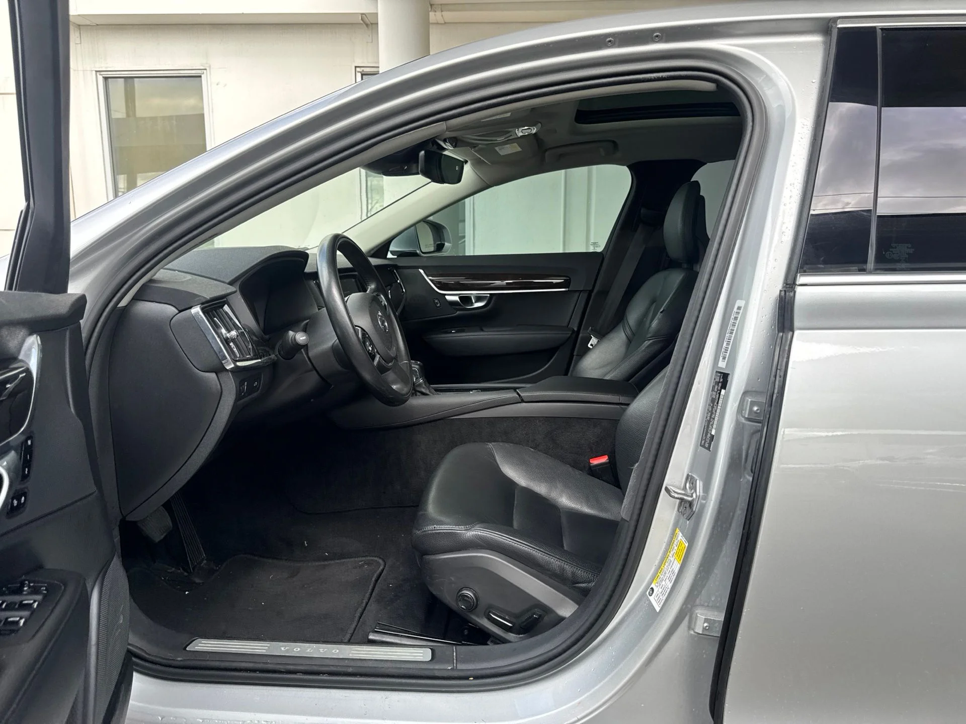 Used 2018 Silver Volvo T5 Momentum image 9
