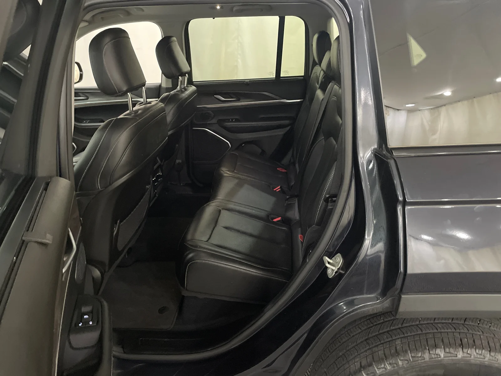 Used 2023 Midnight Sky Jeep Limited image 30