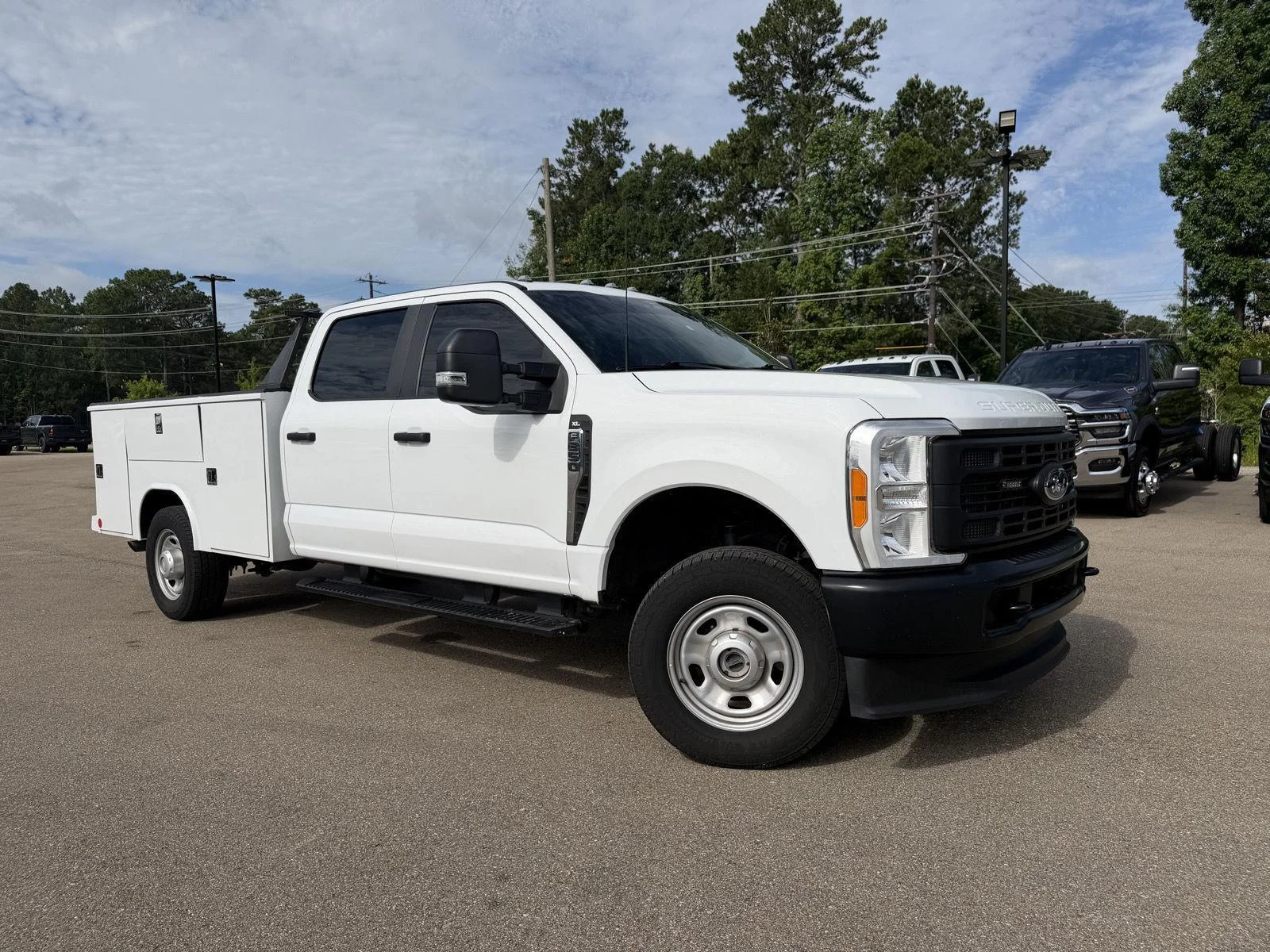 Used 2023 Oxford White Ford XL image 3