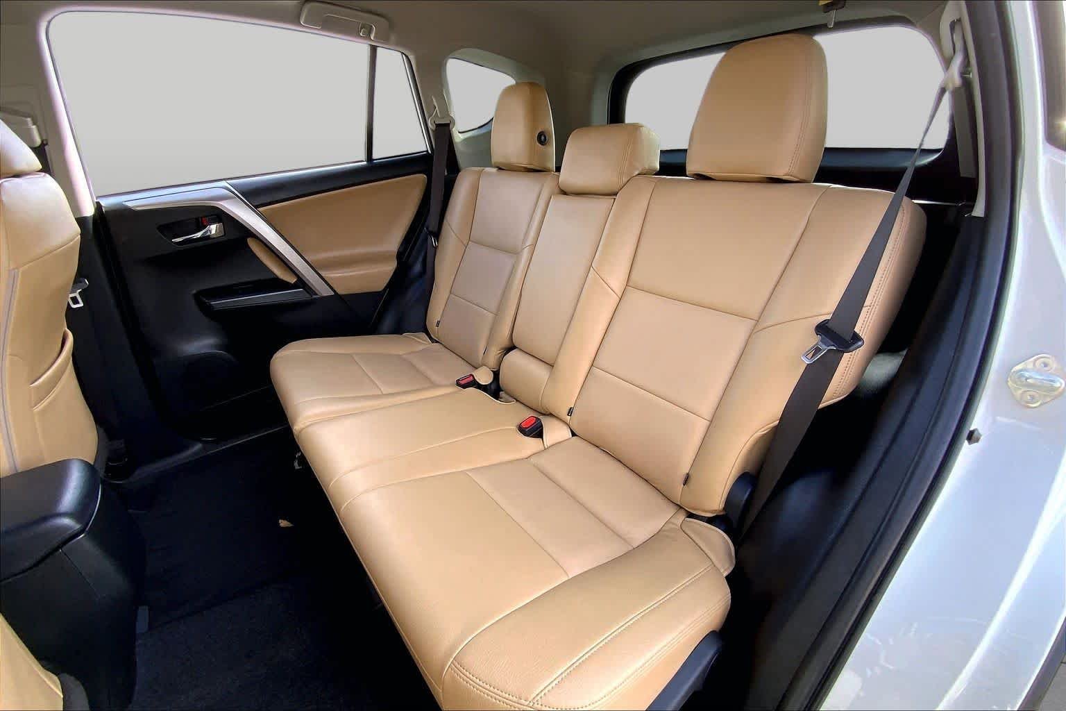Used 2018 Super White Toyota XLE image 20