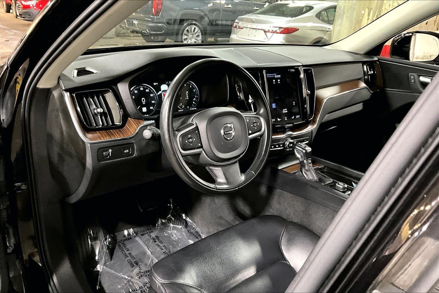 Used 2021 Onyx Black Metallic Volvo Momentum image 18