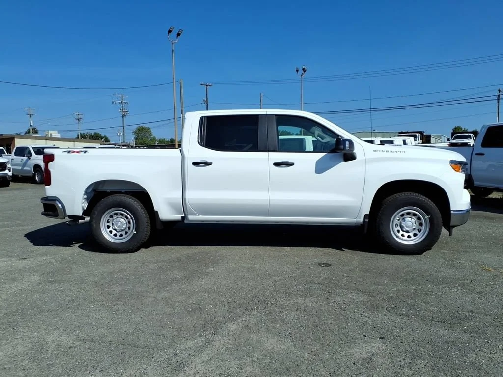 New 2026 Summit White Chevrolet WT image 30