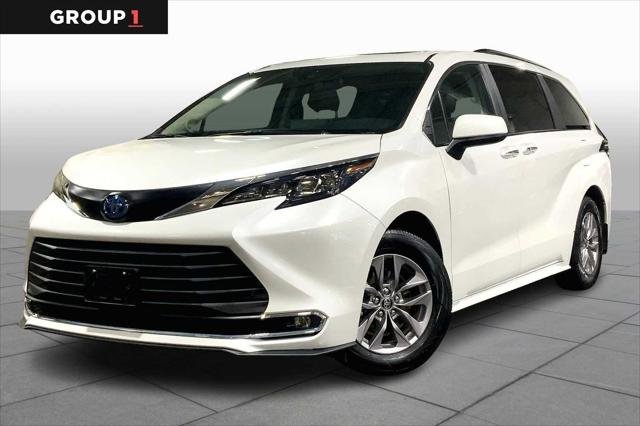 2024 Toyota Sienna XLE 7-Passenger Hybrid AWD's photo