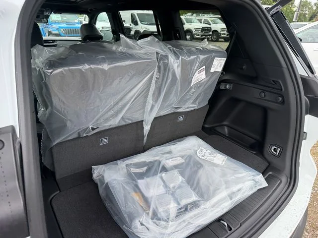 New 2026 Bright White Clear-Coat Exterior Paint Jeep Limited image 28
