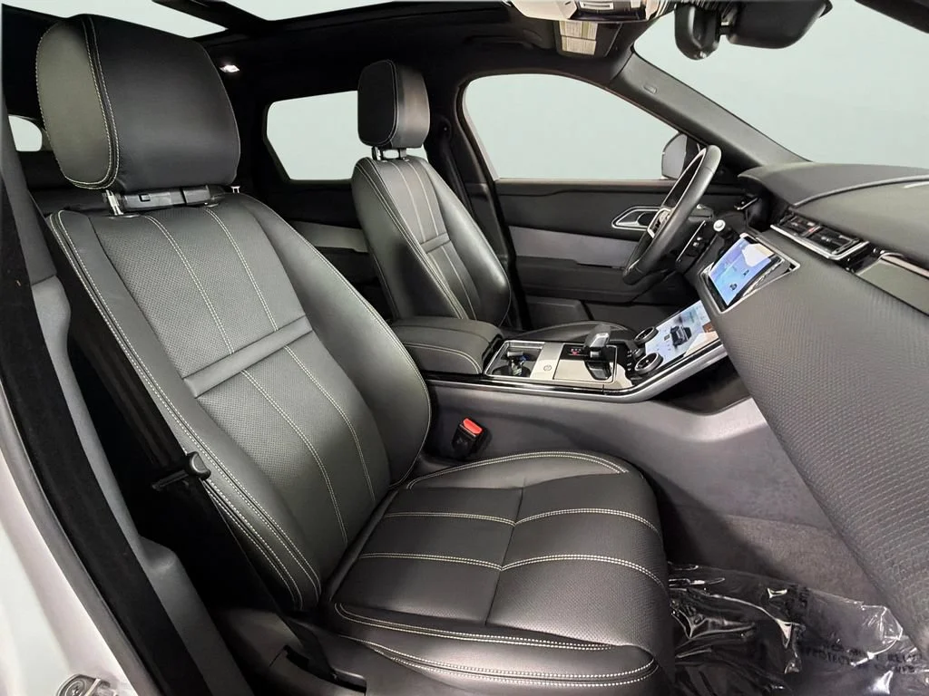 Used 2023 White Land Rover R-Dynamic S image 51