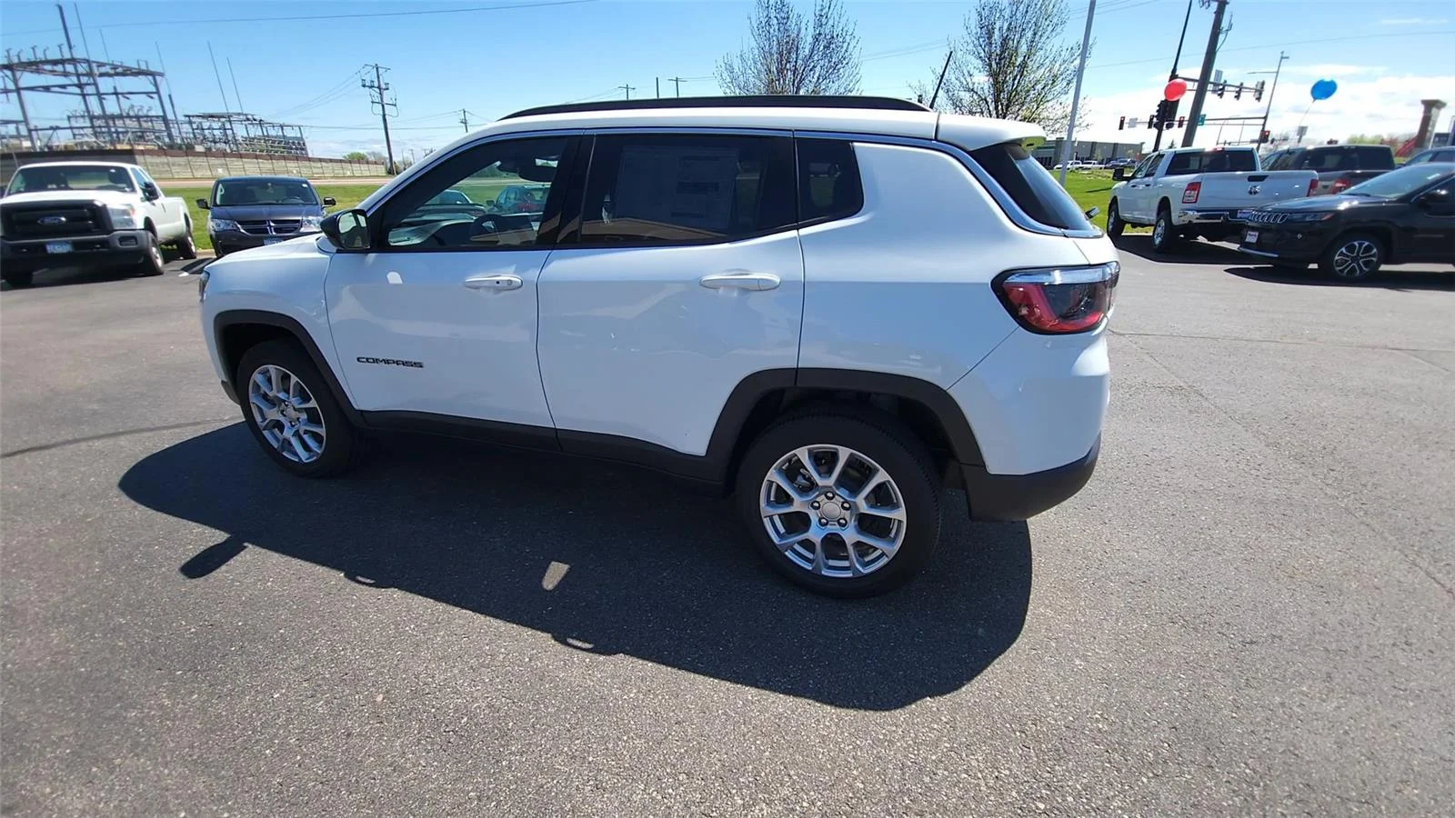 New 2024 Bright White Clear-Coat Exterior Paint Jeep Latitude Lux image 7