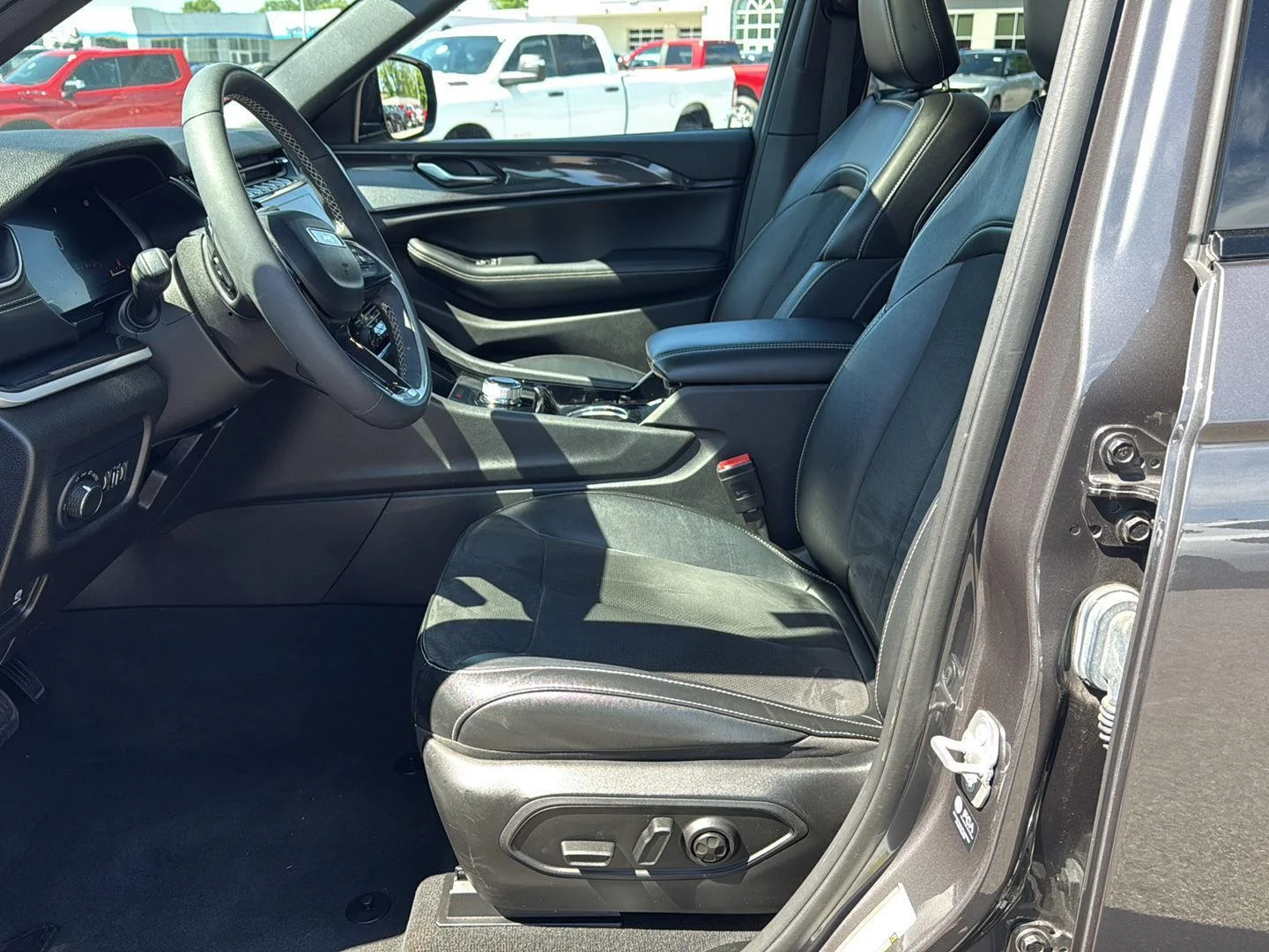 Used 2023 Baltic Gray Metallic Clearcoat Jeep Altitude image 11