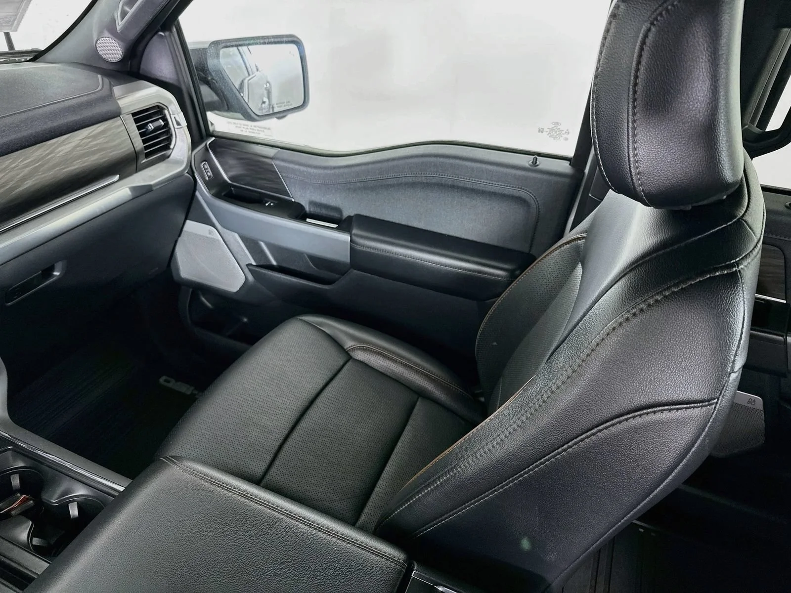 Used 2024 White Ford LARIAT image 25