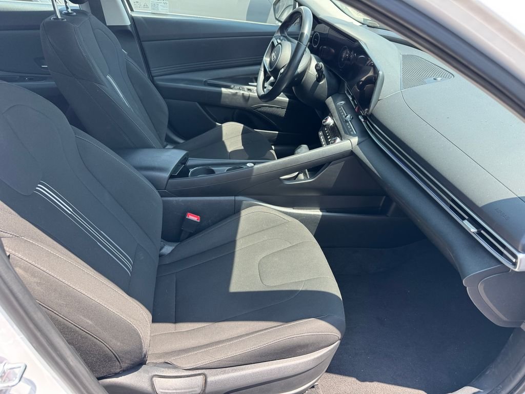 Used 2025 White Hyundai SEL Convenience image 3