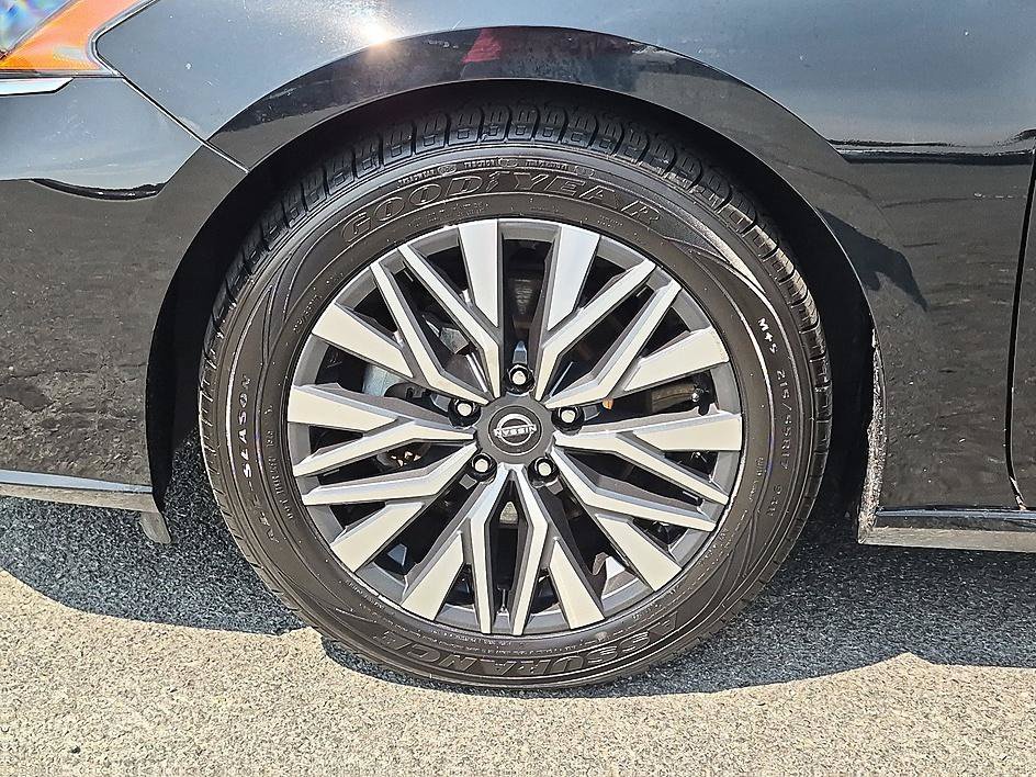 Used 2024 Super Black Nissan 2.5 SV image 9