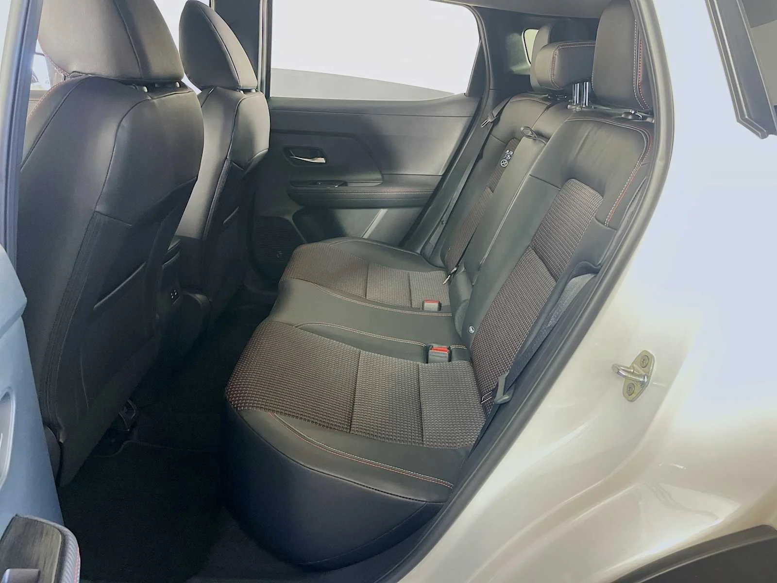 Certified Used 2025 Aspen White Tricoat Nissan SR image 20
