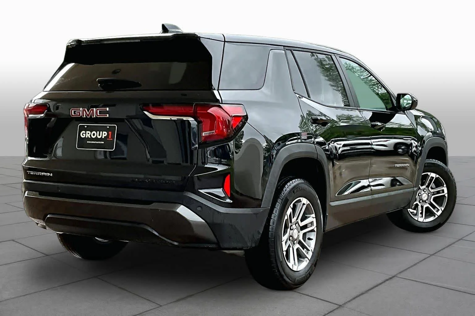 Used 2025 Ebony Twilight Metallic GMC FWD Elevation image 12