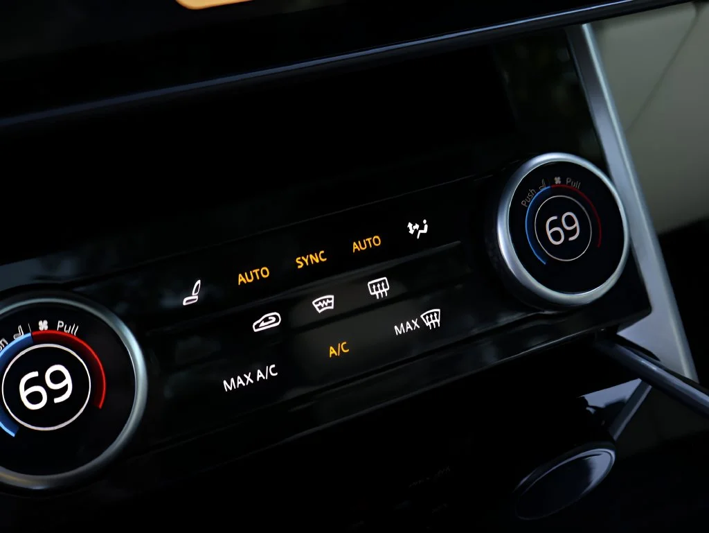 Used 2023 Batumi Gold Premium Metallic Land Rover SE image 29
