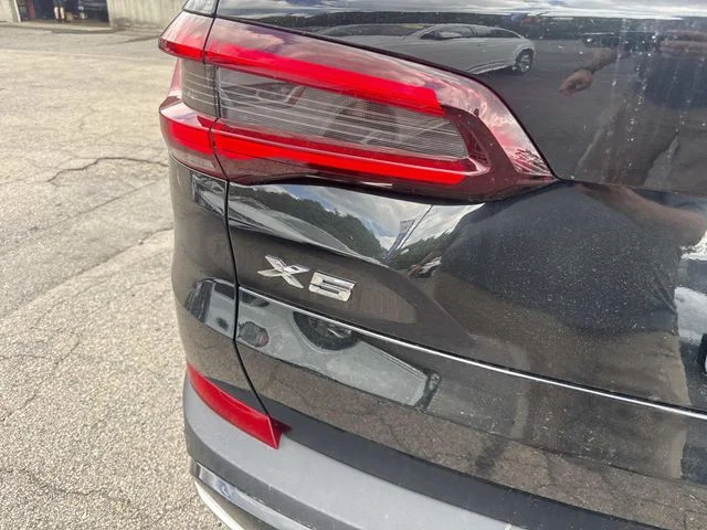 Used 2022 Black BMW xDrive40i image 7